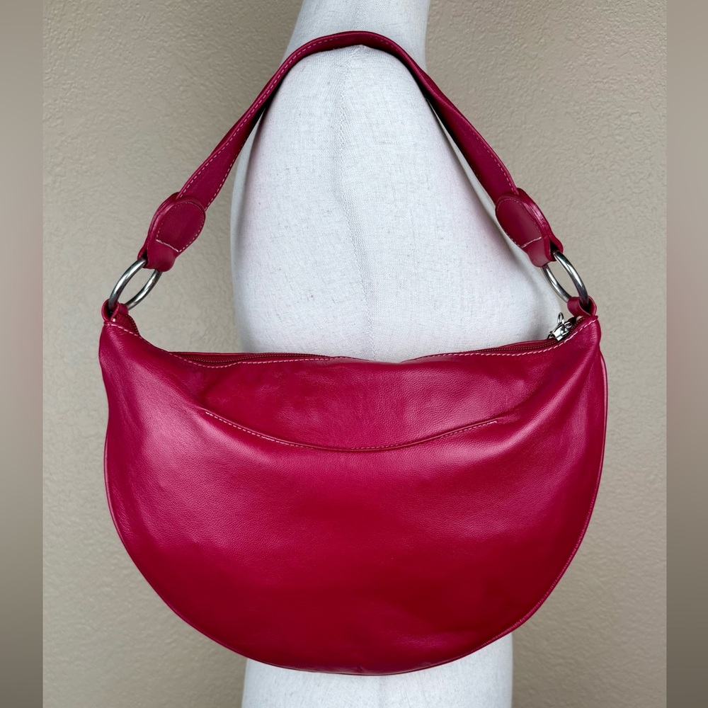 Bolsa Hot Pink Shoulder Bag . Leather w/ White Stitching and Silver Hardware.